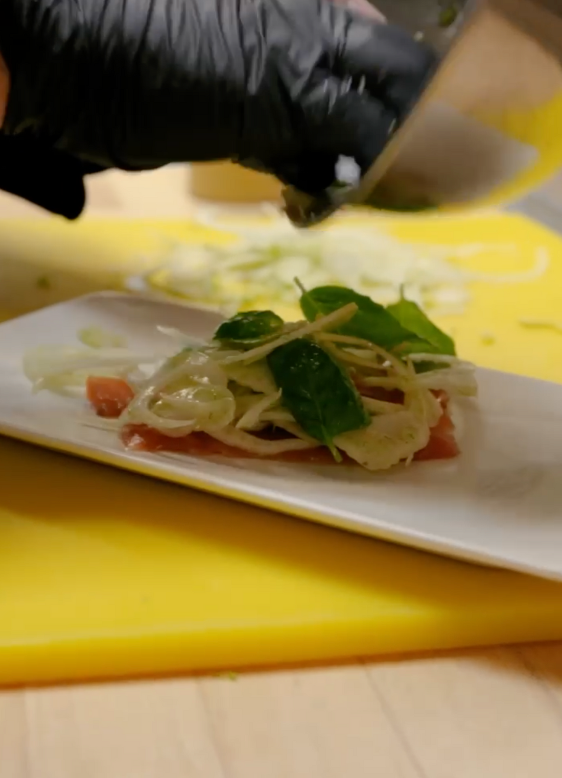 Gravlax maison, croquante de fenouil & vinaigrette au raifort